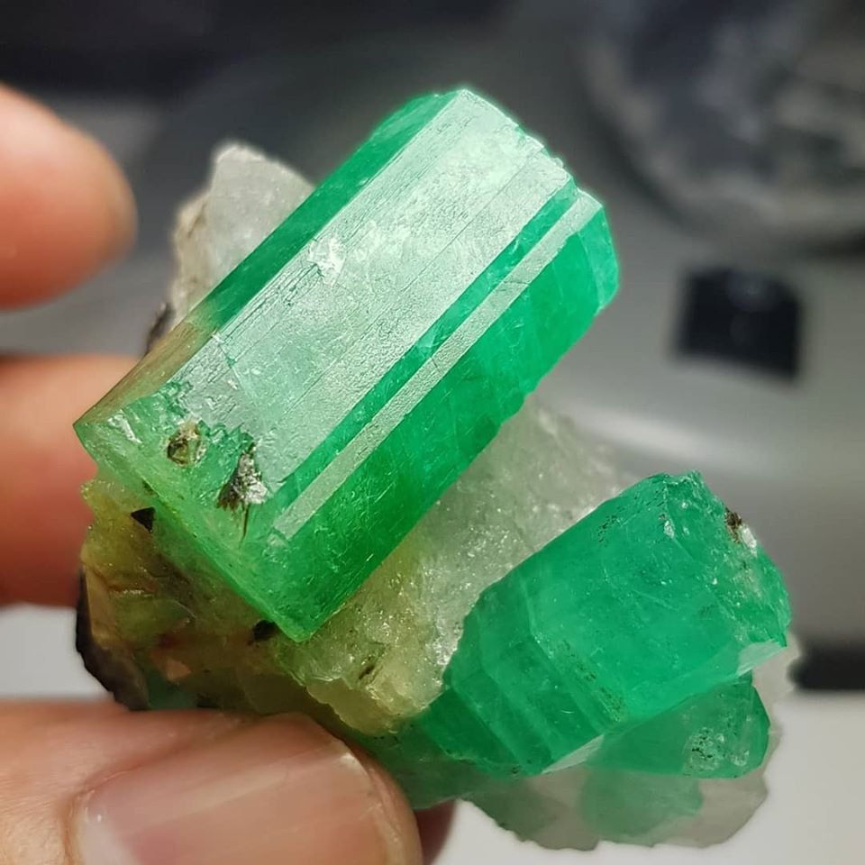 1586419219_emerald_crystals_grown_on_matrix_afghanistan.jpg