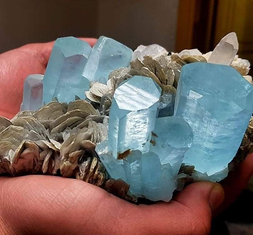 1586668799_aquamarine_crystals_with_muscovite_with_albite_from_pakistan.jpg