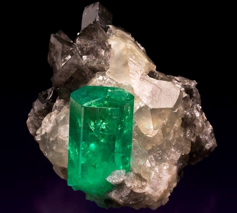 1586846016_emerald_crystal_on_calcite_columbia.jpg