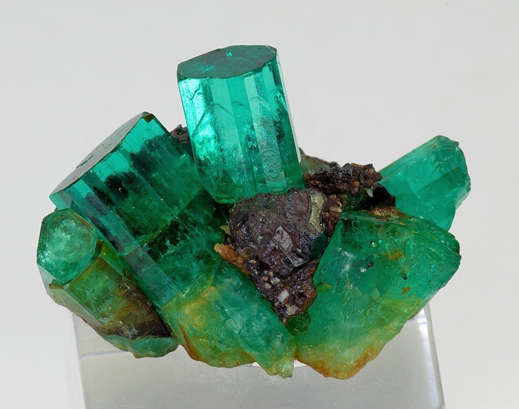 1586846096_glassy_gem_green_emerald_crystals_columbia.jpg
