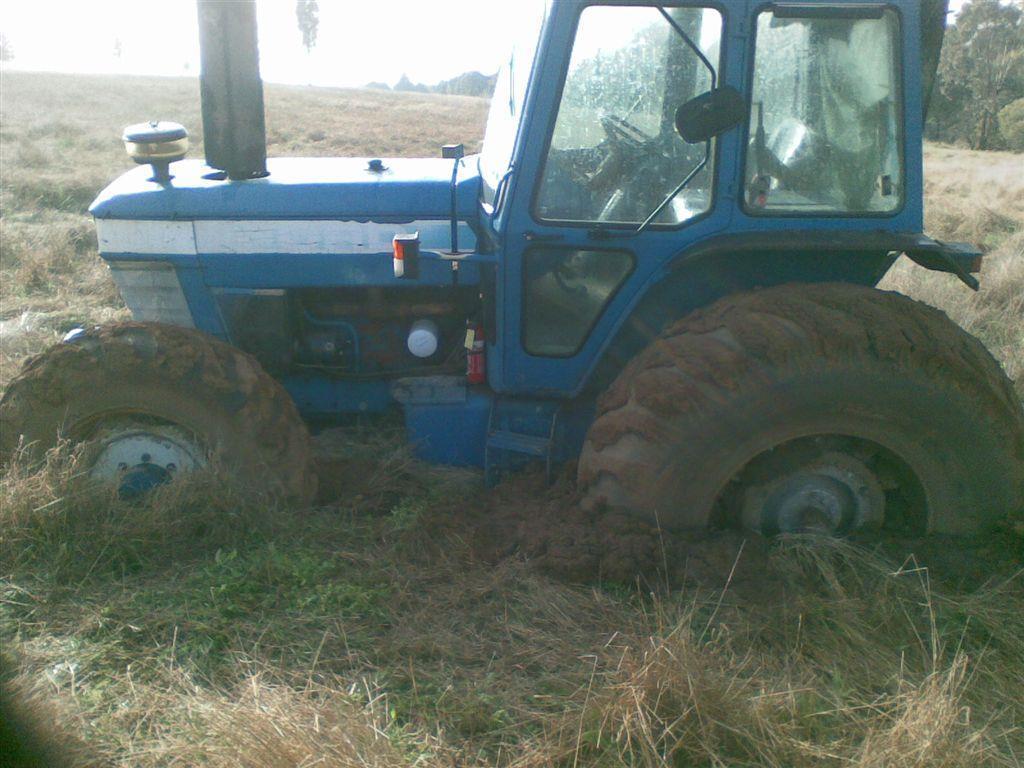 1431096334_tractor_bogged_1.jpg